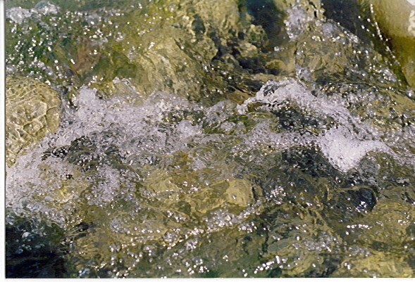 Acqua corrente e pietre